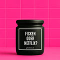 Vegane Bio-Kerze mit Spruch – FICKEN ODER NETFLIX