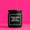 Vegane Bio-Kerze mit Spruch – GIB DEINE TRÄUME NICHT AUF. SCHLAF WEITER!