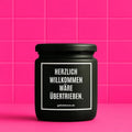 Vegane Bio-Kerze mit Spruch – HERZLICH WILLKOMMEN WÄRE ÜBERTRIEBEN