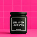 Vegane Bio-Kerze mit Spruch – LIEBE AUF DEN ERSTEN SPRITZ.