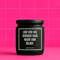 Vegane Bio-Kerze mit Spruch – LOS! DER TAG VERSAUT SICH NICHT VON SELBST.