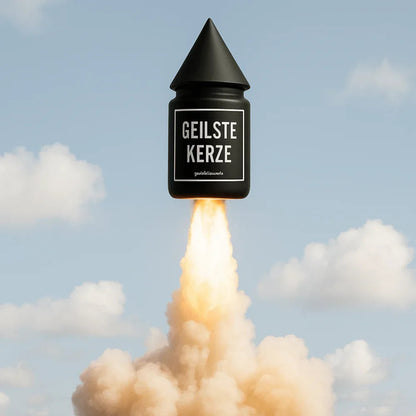 Duftkerze mit Spruch von geilstekerze ist der neue Geschenketrend. Diese witzige Kerze geilstekerze – Premium Verkaufsdisplay für 30 Duftkerzen mit Spruch brennt mega lange sagenhafte 80 Stunde, hochwertige ätherische Öle schaffen beste Duftverteilung. Mit 1400 lustigen Sprüchen perfekt zum Verschenken. Handgemacht in Deutschland von geilstekerze.shop -Die beste Duftkerze die du kaufen kannst.
