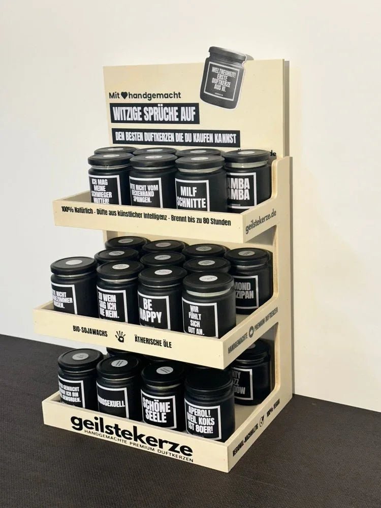 Duftkerze mit Spruch von geilstekerze ist der neue Geschenketrend. Diese witzige Kerze geilstekerze – Premium Verkaufsdisplay für 30 Duftkerzen mit Spruch brennt mega lange sagenhafte 80 Stunde, hochwertige ätherische Öle schaffen beste Duftverteilung. Mit 1400 lustigen Sprüchen perfekt zum Verschenken. Handgemacht in Deutschland von geilstekerze.shop -Die beste Duftkerze die du kaufen kannst.