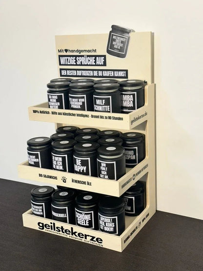 Duftkerze mit Spruch von geilstekerze ist der neue Geschenketrend. Diese witzige Kerze geilstekerze – Premium Verkaufsdisplay für 30 Duftkerzen mit Spruch brennt mega lange sagenhafte 80 Stunde, hochwertige ätherische Öle schaffen beste Duftverteilung. Mit 1400 lustigen Sprüchen perfekt zum Verschenken. Handgemacht in Deutschland von geilstekerze.shop -Die beste Duftkerze die du kaufen kannst.