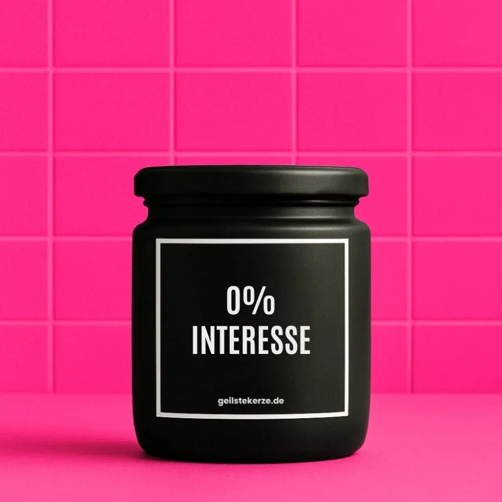 Duftkerze mit Spruch von geilstekerze ist der neue Geschenketrend. Diese witzige Kerze Vegane Bio-Kerze mit Spruch – 0% INTERESSE brennt mega lange sagenhafte 80 Stunde, hochwertige ätherische Öle schaffen beste Duftverteilung. Mit 1400 lustigen Sprüchen perfekt zum Verschenken. Handgemacht in Deutschland von geilstekerze.shop -Die beste Duftkerze die du kaufen kannst.