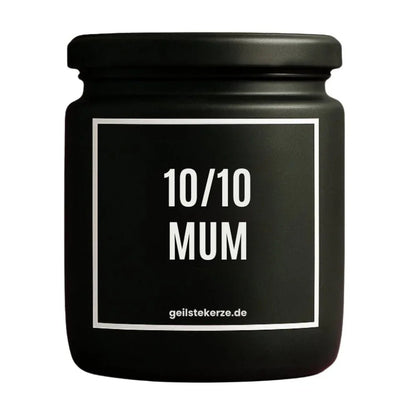 Duftkerze mit Spruch von geilstekerze ist der neue Geschenketrend. Diese witzige Kerze Vegane Bio-Kerze mit Spruch – 10/10 MUM brennt mega lange sagenhafte 80 Stunde, hochwertige ätherische Öle schaffen beste Duftverteilung. Mit 1400 lustigen Sprüchen perfekt zum Verschenken. Handgemacht in Deutschland von geilstekerze.shop -Die beste Duftkerze die du kaufen kannst.