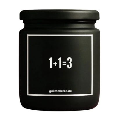 Duftkerze mit Spruch von geilstekerze ist der neue Geschenketrend. Diese witzige Kerze Vegane Bio-Kerze mit Spruch – 1+1= 3 brennt mega lange sagenhafte 80 Stunde, hochwertige ätherische Öle schaffen beste Duftverteilung. Mit 1400 lustigen Sprüchen perfekt zum Verschenken. Handgemacht in Deutschland von geilstekerze.shop -Die beste Duftkerze die du kaufen kannst.