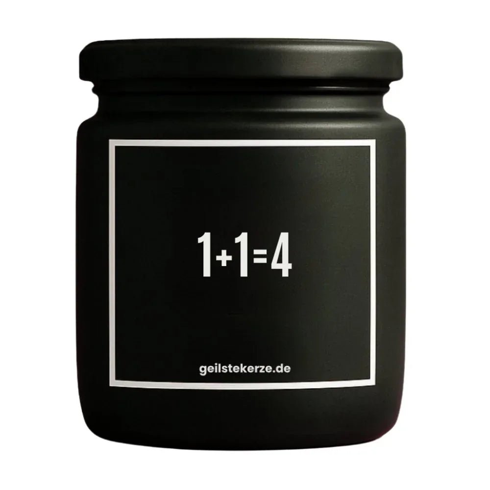 Duftkerze mit Spruch von geilstekerze ist der neue Geschenketrend. Diese witzige Kerze Vegane Bio-Kerze mit Spruch – 1+1= 4 brennt mega lange sagenhafte 80 Stunde, hochwertige ätherische Öle schaffen beste Duftverteilung. Mit 1400 lustigen Sprüchen perfekt zum Verschenken. Handgemacht in Deutschland von geilstekerze.shop -Die beste Duftkerze die du kaufen kannst.
