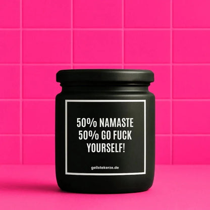 Duftkerze mit Spruch von geilstekerze ist der neue Geschenketrend. Diese witzige Kerze Vegane Bio-Kerze mit Spruch – 50% NAMASTE 50% GO FUCK YOURSELF! brennt mega lange sagenhafte 80 Stunde, hochwertige ätherische Öle schaffen beste Duftverteilung. Mit 1400 lustigen Sprüchen perfekt zum Verschenken. Handgemacht in Deutschland von geilstekerze.shop -Die beste Duftkerze die du kaufen kannst.