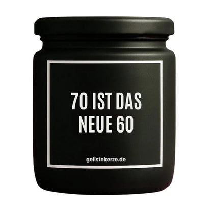 Duftkerze mit Spruch von geilstekerze ist der neue Geschenketrend. Diese witzige Kerze Vegane Bio-Kerze mit Spruch – 70 IST DAS NEUE 60 brennt mega lange sagenhafte 80 Stunde, hochwertige ätherische Öle schaffen beste Duftverteilung. Mit 1400 lustigen Sprüchen perfekt zum Verschenken. Handgemacht in Deutschland von geilstekerze.shop -Die beste Duftkerze die du kaufen kannst.