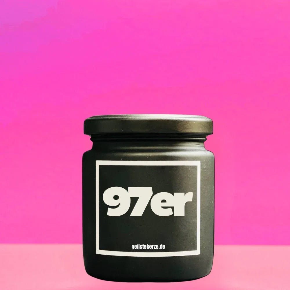 Duftkerze mit Spruch von geilstekerze ist der neue Geschenketrend. Diese witzige Kerze Vegane Bio-Kerze mit Spruch – 97er brennt mega lange sagenhafte 80 Stunde, hochwertige ätherische Öle schaffen beste Duftverteilung. Mit 1400 lustigen Sprüchen perfekt zum Verschenken. Handgemacht in Deutschland von geilstekerze.shop -Die beste Duftkerze die du kaufen kannst.