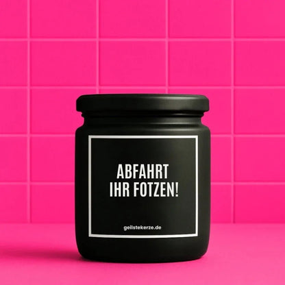 Duftkerze mit Spruch von geilstekerze ist der neue Geschenketrend. Diese witzige Kerze Vegane Bio-Kerze mit Spruch – ABFAHRT IHR FOTZEN! brennt mega lange sagenhafte 80 Stunde, hochwertige ätherische Öle schaffen beste Duftverteilung. Mit 1400 lustigen Sprüchen perfekt zum Verschenken. Handgemacht in Deutschland von geilstekerze.shop -Die beste Duftkerze die du kaufen kannst.