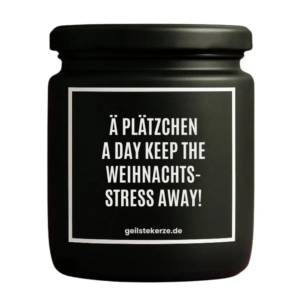 Duftkerze mit Spruch von geilstekerze ist der neue Geschenketrend. Diese witzige Kerze Vegane Bio-Kerze mit Spruch – Ä PLÄTZCHEN A DAY KEEPS THE WEIHNACHTSSTRESS AWAY! brennt mega lange sagenhafte 80 Stunde, hochwertige ätherische Öle schaffen beste Duftverteilung. Mit 1400 lustigen Sprüchen perfekt zum Verschenken. Handgemacht in Deutschland von geilstekerze.shop -Die beste Duftkerze die du kaufen kannst.
