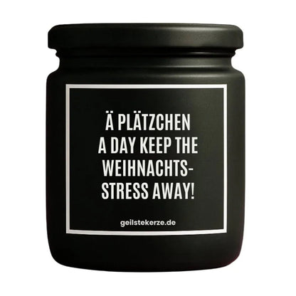 Duftkerze mit Spruch von geilstekerze ist der neue Geschenketrend. Diese witzige Kerze Vegane Bio-Kerze mit Spruch – Ä PLÄTZCHEN A DAY KEEPS THE WEIHNACHTSSTRESS AWAY! brennt mega lange sagenhafte 80 Stunde, hochwertige ätherische Öle schaffen beste Duftverteilung. Mit 1400 lustigen Sprüchen perfekt zum Verschenken. Handgemacht in Deutschland von geilstekerze.shop -Die beste Duftkerze die du kaufen kannst.