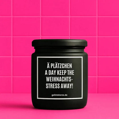 Duftkerze mit Spruch von geilstekerze ist der neue Geschenketrend. Diese witzige Kerze Vegane Bio-Kerze mit Spruch – Ä PLÄTZCHEN A DAY KEEPS THE WEIHNACHTSSTRESS AWAY! brennt mega lange sagenhafte 80 Stunde, hochwertige ätherische Öle schaffen beste Duftverteilung. Mit 1400 lustigen Sprüchen perfekt zum Verschenken. Handgemacht in Deutschland von geilstekerze.shop -Die beste Duftkerze die du kaufen kannst.