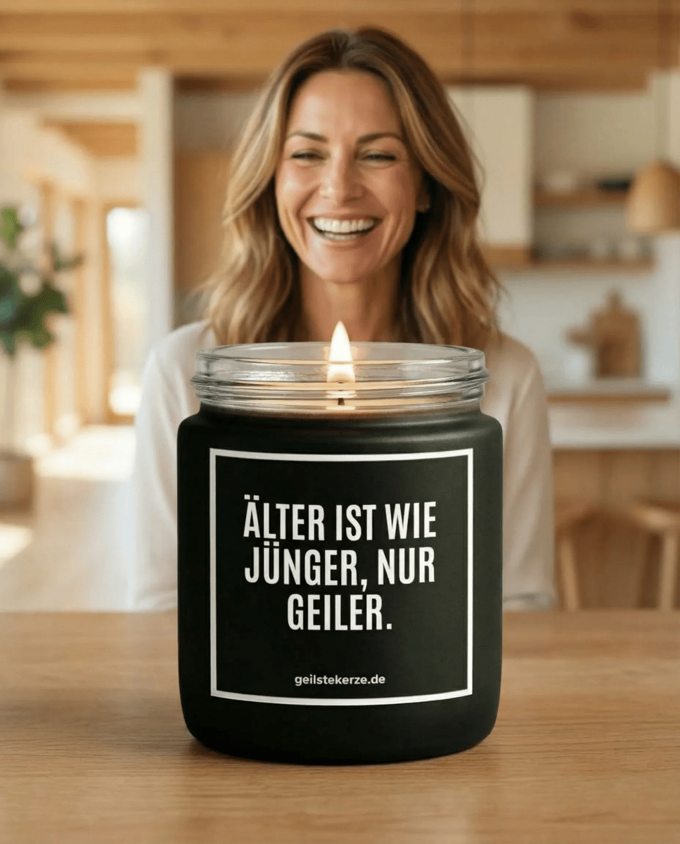 Duftkerze mit Spruch von geilstekerze ist der neue Geschenketrend. Diese witzige Kerze Vegane Bio-Kerze mit Spruch – ÄLTER IST WIE JÜNGER! NUR GEILER. brennt mega lange sagenhafte 80 Stunde, hochwertige ätherische Öle schaffen beste Duftverteilung. Mit 1400 lustigen Sprüchen perfekt zum Verschenken. Handgemacht in Deutschland von geilstekerze.shop -Die beste Duftkerze die du kaufen kannst.