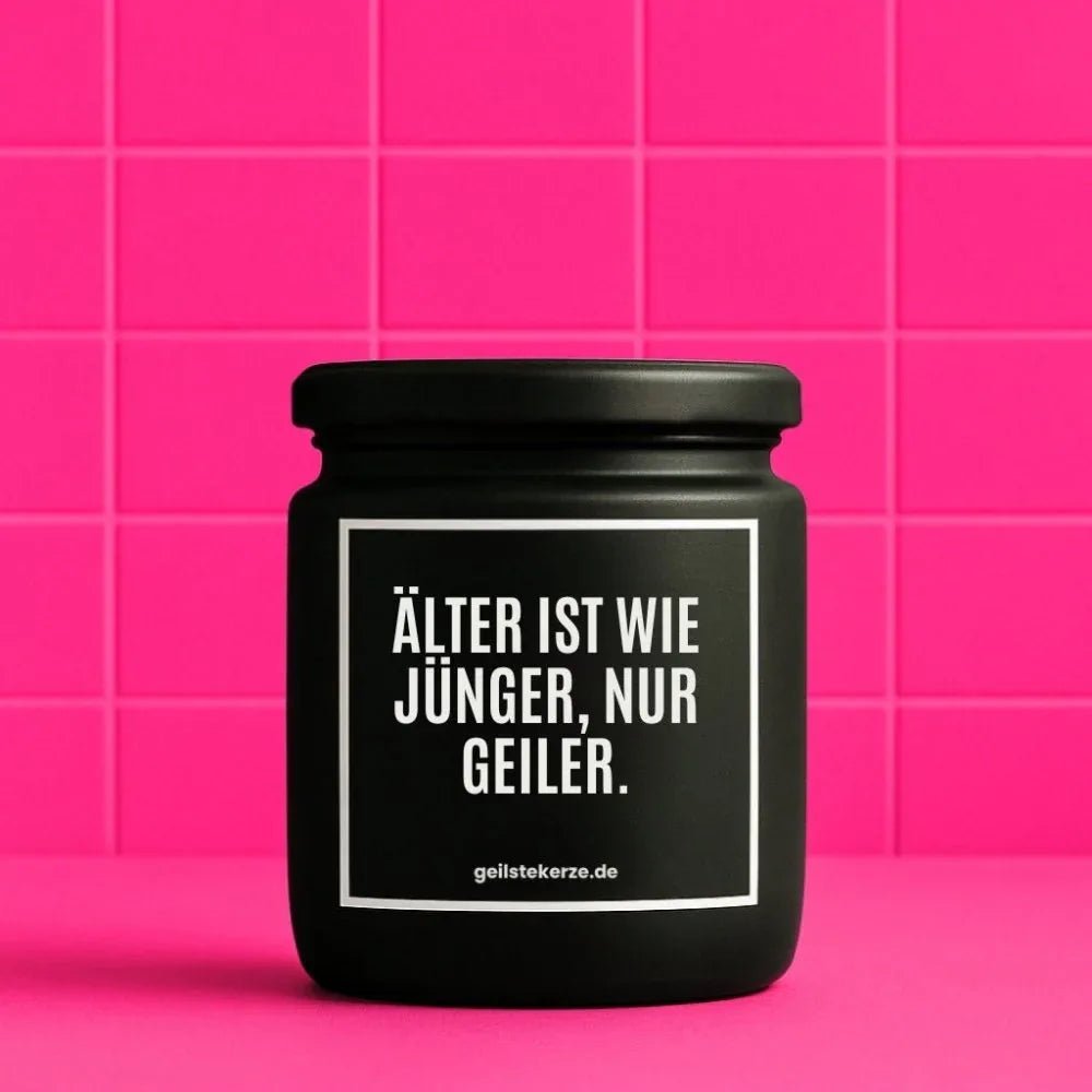 Duftkerze mit Spruch von geilstekerze ist der neue Geschenketrend. Diese witzige Kerze Vegane Bio-Kerze mit Spruch – ÄLTER IST WIE JÜNGER! NUR GEILER. brennt mega lange sagenhafte 80 Stunde, hochwertige ätherische Öle schaffen beste Duftverteilung. Mit 1400 lustigen Sprüchen perfekt zum Verschenken. Handgemacht in Deutschland von geilstekerze.shop -Die beste Duftkerze die du kaufen kannst.