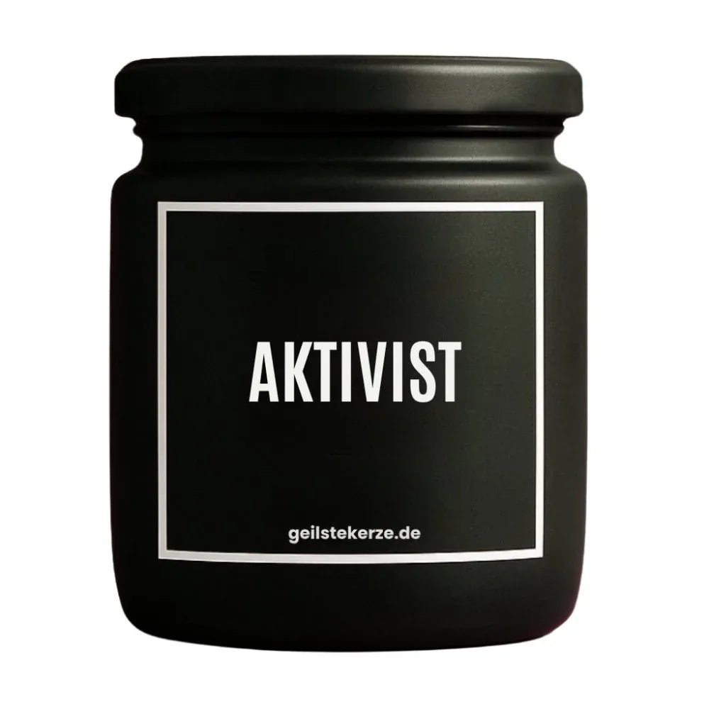 Duftkerze mit Spruch von geilstekerze ist der neue Geschenketrend. Diese witzige Kerze Vegane Bio-Kerze mit Spruch – AKTIVIST brennt mega lange sagenhafte 80 Stunde, hochwertige ätherische Öle schaffen beste Duftverteilung. Mit 1400 lustigen Sprüchen perfekt zum Verschenken. Handgemacht in Deutschland von geilstekerze.shop -Die beste Duftkerze die du kaufen kannst.