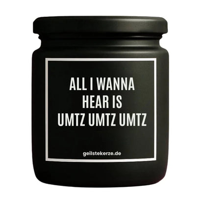 Duftkerze mit Spruch von geilstekerze ist der neue Geschenketrend. Diese witzige Kerze Vegane Bio-Kerze mit Spruch – ALL I WANNA HEAR IS UMTZ UMTZ UMTZ brennt mega lange sagenhafte 80 Stunde, hochwertige ätherische Öle schaffen beste Duftverteilung. Mit 1400 lustigen Sprüchen perfekt zum Verschenken. Handgemacht in Deutschland von geilstekerze.shop -Die beste Duftkerze die du kaufen kannst.