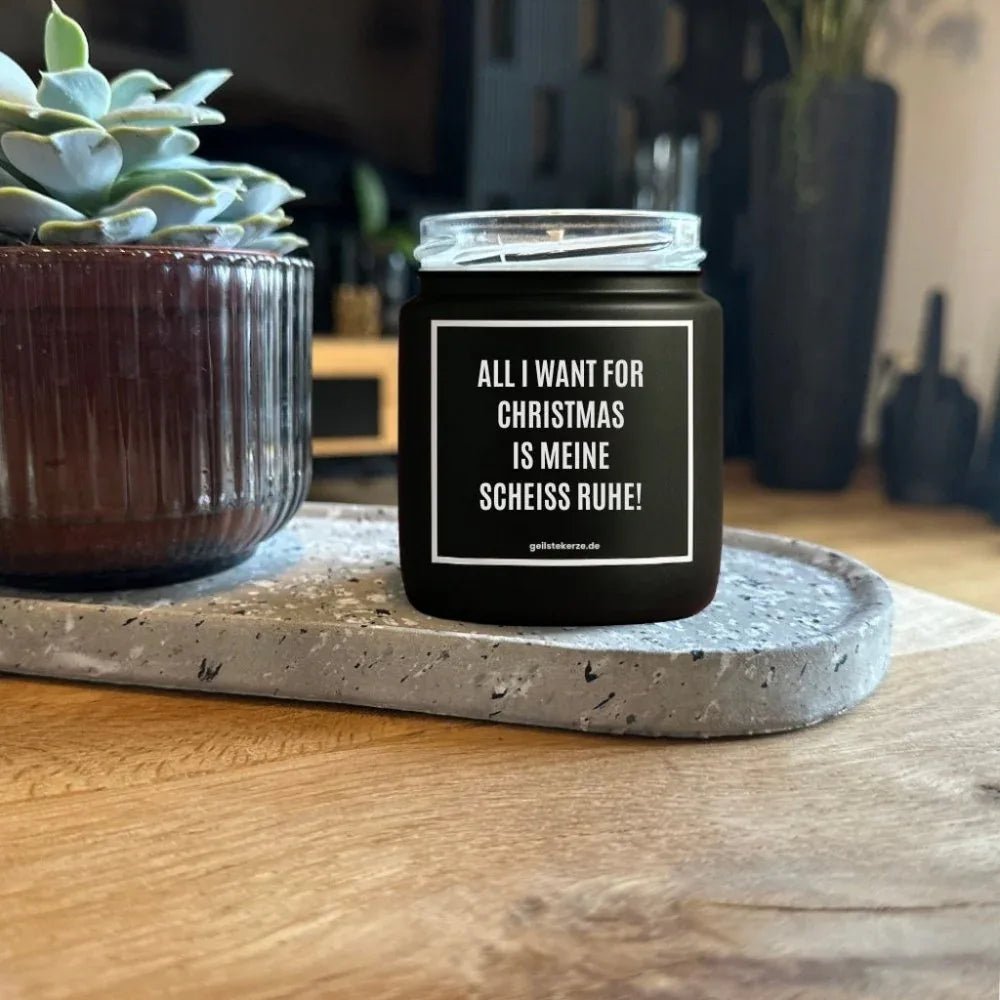 Duftkerze mit Spruch von geilstekerze ist der neue Geschenketrend. Diese witzige Kerze Vegane Bio-Kerze mit Spruch – ALL I WANT FOR CHRISTMAS IS MEINE SCHEISS RUHE! brennt mega lange sagenhafte 80 Stunde, hochwertige ätherische Öle schaffen beste Duftverteilung. Mit 1400 lustigen Sprüchen perfekt zum Verschenken. Handgemacht in Deutschland von geilstekerze.shop -Die beste Duftkerze die du kaufen kannst.