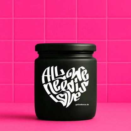 Duftkerze mit Spruch von geilstekerze ist der neue Geschenketrend. Diese witzige Kerze Vegane Bio-Kerze mit Spruch – ALL WE NEED IS LOVE brennt mega lange sagenhafte 80 Stunde, hochwertige ätherische Öle schaffen beste Duftverteilung. Mit 1400 lustigen Sprüchen perfekt zum Verschenken. Handgemacht in Deutschland von geilstekerze.shop -Die beste Duftkerze die du kaufen kannst.