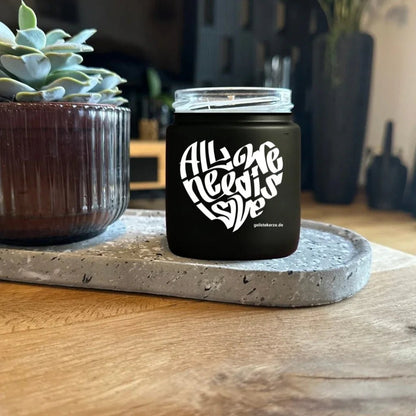 Duftkerze mit Spruch von geilstekerze ist der neue Geschenketrend. Diese witzige Kerze Vegane Bio-Kerze mit Spruch – ALL WE NEED IS LOVE brennt mega lange sagenhafte 80 Stunde, hochwertige ätherische Öle schaffen beste Duftverteilung. Mit 1400 lustigen Sprüchen perfekt zum Verschenken. Handgemacht in Deutschland von geilstekerze.shop -Die beste Duftkerze die du kaufen kannst.