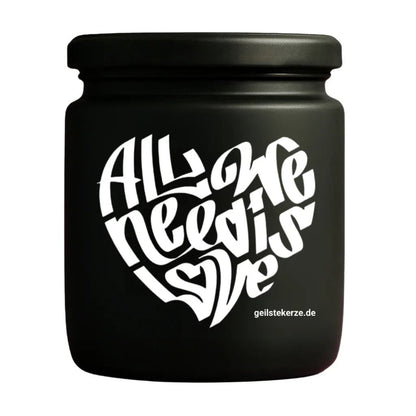 Duftkerze mit Spruch von geilstekerze ist der neue Geschenketrend. Diese witzige Kerze Vegane Bio-Kerze mit Spruch – ALL WE NEED IS LOVE brennt mega lange sagenhafte 80 Stunde, hochwertige ätherische Öle schaffen beste Duftverteilung. Mit 1400 lustigen Sprüchen perfekt zum Verschenken. Handgemacht in Deutschland von geilstekerze.shop -Die beste Duftkerze die du kaufen kannst.