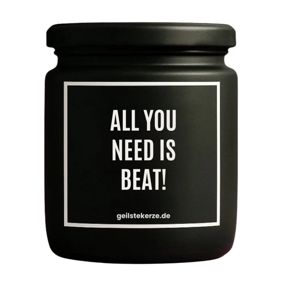 Duftkerze mit Spruch von geilstekerze ist der neue Geschenketrend. Diese witzige Kerze Vegane Bio-Kerze mit Spruch – ALL YOU NEED IS BEAT! brennt mega lange sagenhafte 80 Stunde, hochwertige ätherische Öle schaffen beste Duftverteilung. Mit 1400 lustigen Sprüchen perfekt zum Verschenken. Handgemacht in Deutschland von geilstekerze.shop -Die beste Duftkerze die du kaufen kannst.