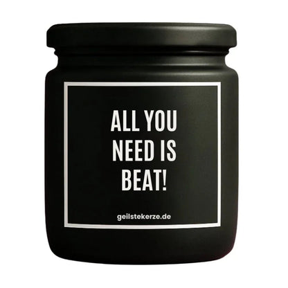 Duftkerze mit Spruch von geilstekerze ist der neue Geschenketrend. Diese witzige Kerze Vegane Bio-Kerze mit Spruch – ALL YOU NEED IS BEAT! brennt mega lange sagenhafte 80 Stunde, hochwertige ätherische Öle schaffen beste Duftverteilung. Mit 1400 lustigen Sprüchen perfekt zum Verschenken. Handgemacht in Deutschland von geilstekerze.shop -Die beste Duftkerze die du kaufen kannst.