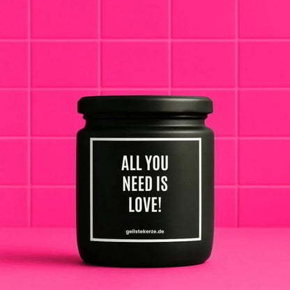 Duftkerze mit Spruch von geilstekerze ist der neue Geschenketrend. Diese witzige Kerze Vegane Bio-Kerze mit Spruch – ALL YOU NEED IS LOVE! brennt mega lange sagenhafte 80 Stunde, hochwertige ätherische Öle schaffen beste Duftverteilung. Mit 1400 lustigen Sprüchen perfekt zum Verschenken. Handgemacht in Deutschland von geilstekerze.shop -Die beste Duftkerze die du kaufen kannst.