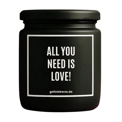 Duftkerze mit Spruch von geilstekerze ist der neue Geschenketrend. Diese witzige Kerze Vegane Bio-Kerze mit Spruch – ALL YOU NEED IS LOVE! brennt mega lange sagenhafte 80 Stunde, hochwertige ätherische Öle schaffen beste Duftverteilung. Mit 1400 lustigen Sprüchen perfekt zum Verschenken. Handgemacht in Deutschland von geilstekerze.shop -Die beste Duftkerze die du kaufen kannst.
