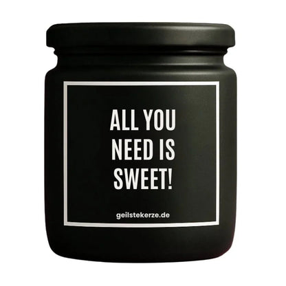 Duftkerze mit Spruch von geilstekerze ist der neue Geschenketrend. Diese witzige Kerze Vegane Bio-Kerze mit Spruch – ALL YOU NEED IS SWEET! brennt mega lange sagenhafte 80 Stunde, hochwertige ätherische Öle schaffen beste Duftverteilung. Mit 1400 lustigen Sprüchen perfekt zum Verschenken. Handgemacht in Deutschland von geilstekerze.shop -Die beste Duftkerze die du kaufen kannst.