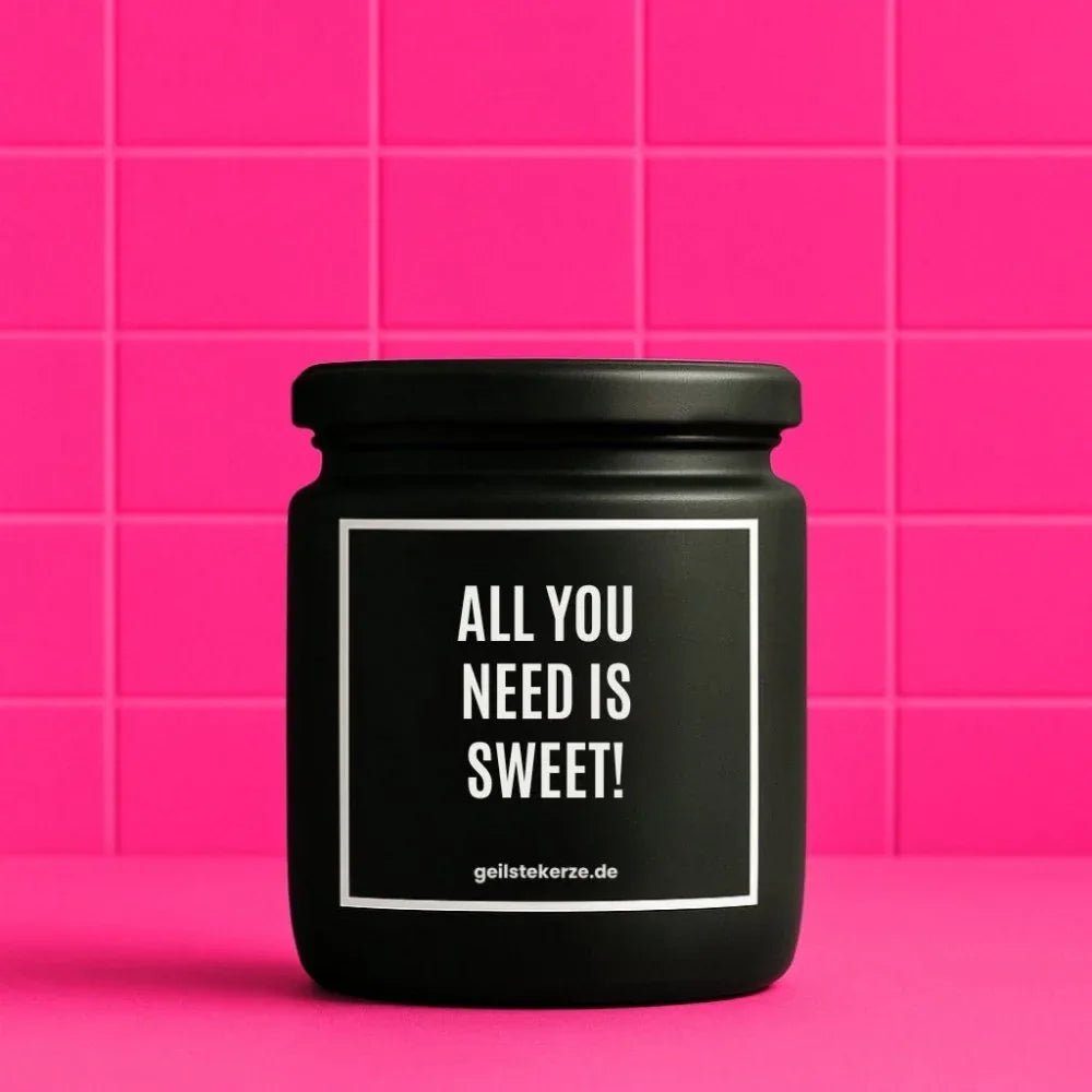 Duftkerze mit Spruch von geilstekerze ist der neue Geschenketrend. Diese witzige Kerze Vegane Bio-Kerze mit Spruch – ALL YOU NEED IS SWEET! brennt mega lange sagenhafte 80 Stunde, hochwertige ätherische Öle schaffen beste Duftverteilung. Mit 1400 lustigen Sprüchen perfekt zum Verschenken. Handgemacht in Deutschland von geilstekerze.shop -Die beste Duftkerze die du kaufen kannst.