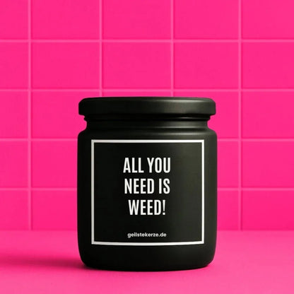 Duftkerze mit Spruch von geilstekerze ist der neue Geschenketrend. Diese witzige Kerze Vegane Bio-Kerze mit Spruch – ALL YOU NEED IS WEED! brennt mega lange sagenhafte 80 Stunde, hochwertige ätherische Öle schaffen beste Duftverteilung. Mit 1400 lustigen Sprüchen perfekt zum Verschenken. Handgemacht in Deutschland von geilstekerze.shop -Die beste Duftkerze die du kaufen kannst.