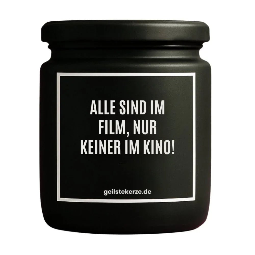 Duftkerze mit Spruch von geilstekerze ist der neue Geschenketrend. Diese witzige Kerze Vegane Bio-Kerze mit Spruch – ALLE SIND IM FILM, NUR KEINER IM KINO! brennt mega lange sagenhafte 80 Stunde, hochwertige ätherische Öle schaffen beste Duftverteilung. Mit 1400 lustigen Sprüchen perfekt zum Verschenken. Handgemacht in Deutschland von geilstekerze.shop -Die beste Duftkerze die du kaufen kannst.