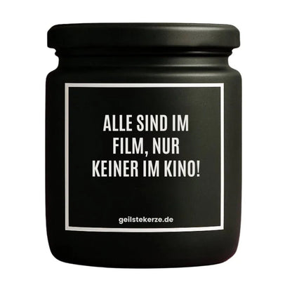 Duftkerze mit Spruch von geilstekerze ist der neue Geschenketrend. Diese witzige Kerze Vegane Bio-Kerze mit Spruch – ALLE SIND IM FILM, NUR KEINER IM KINO! brennt mega lange sagenhafte 80 Stunde, hochwertige ätherische Öle schaffen beste Duftverteilung. Mit 1400 lustigen Sprüchen perfekt zum Verschenken. Handgemacht in Deutschland von geilstekerze.shop -Die beste Duftkerze die du kaufen kannst.