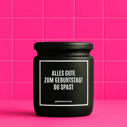 Duftkerze mit Spruch von geilstekerze ist der neue Geschenketrend. Diese witzige Kerze Vegane Bio-Kerze mit Spruch – ALLES GUTE ZUM GEBURTSTAG! DU SPAST brennt mega lange sagenhafte 80 Stunde, hochwertige ätherische Öle schaffen beste Duftverteilung. Mit 1400 lustigen Sprüchen perfekt zum Verschenken. Handgemacht in Deutschland von geilstekerze.shop -Die beste Duftkerze die du kaufen kannst.