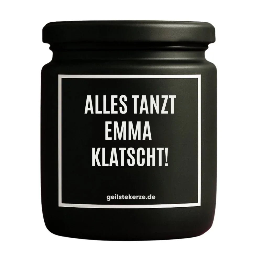 Duftkerze mit Spruch von geilstekerze ist der neue Geschenketrend. Diese witzige Kerze Vegane Bio-Kerze mit Spruch – ALLES TANZT EMMA KLATSCHT! brennt mega lange sagenhafte 80 Stunde, hochwertige ätherische Öle schaffen beste Duftverteilung. Mit 1400 lustigen Sprüchen perfekt zum Verschenken. Handgemacht in Deutschland von geilstekerze.shop -Die beste Duftkerze die du kaufen kannst.
