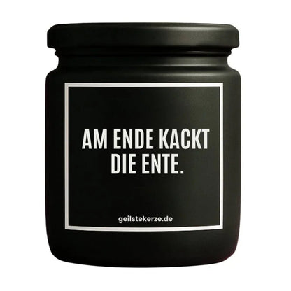 Duftkerze mit Spruch von geilstekerze ist der neue Geschenketrend. Diese witzige Kerze Vegane Bio-Kerze mit Spruch – AM ENDE KACKT DIE ENTE. brennt mega lange sagenhafte 80 Stunde, hochwertige ätherische Öle schaffen beste Duftverteilung. Mit 1400 lustigen Sprüchen perfekt zum Verschenken. Handgemacht in Deutschland von geilstekerze.shop -Die beste Duftkerze die du kaufen kannst.