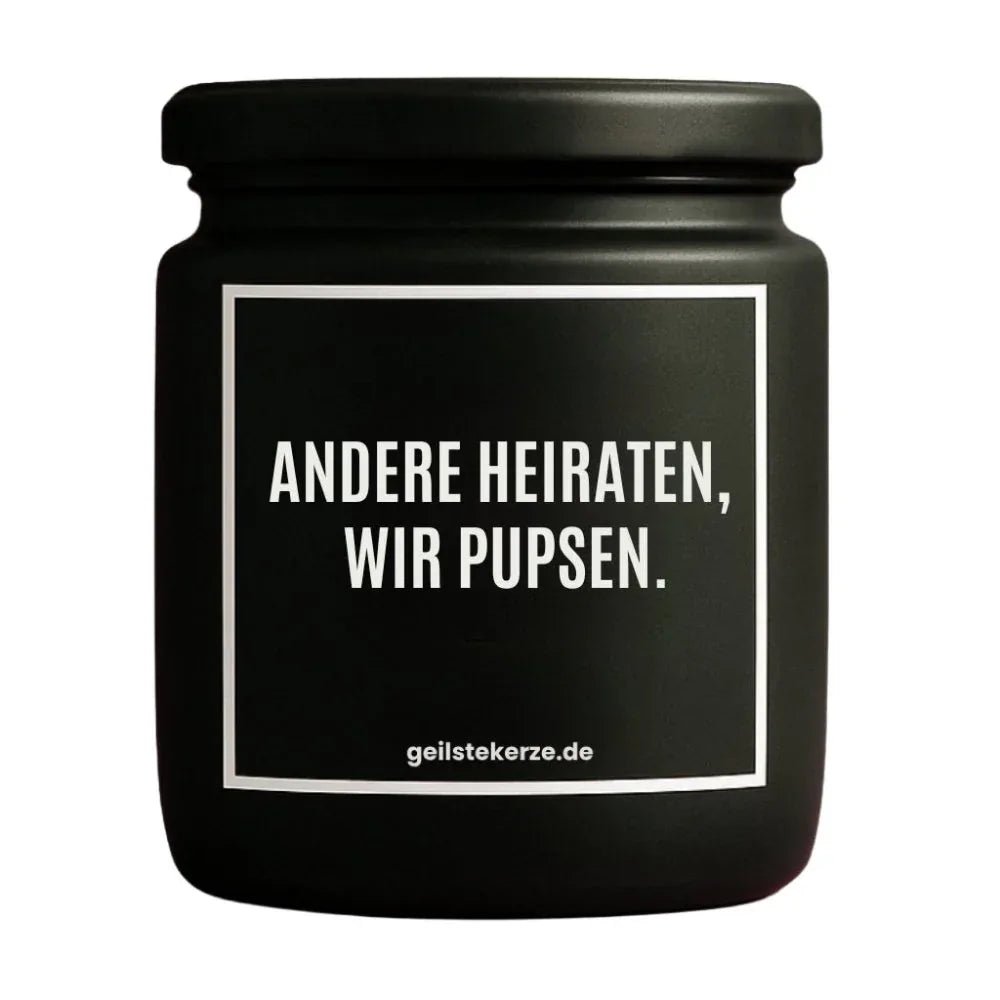 Vegane Bio-Kerze mit Spruch – ANDERE HEIRATEN, WIR PUPSEN.
