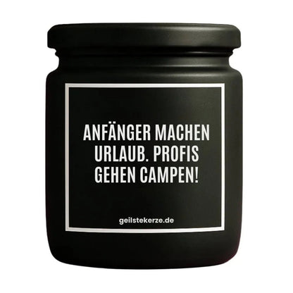 Duftkerze mit Spruch von geilstekerze ist der neue Geschenketrend. Diese witzige Kerze Vegane Bio-Kerze mit Spruch – ANFÄNGER MACHEN URLAUB. PROFIS GEHEN CAMPEN! brennt mega lange sagenhafte 80 Stunde, hochwertige ätherische Öle schaffen beste Duftverteilung. Mit 1400 lustigen Sprüchen perfekt zum Verschenken. Handgemacht in Deutschland von geilstekerze.shop -Die beste Duftkerze die du kaufen kannst.