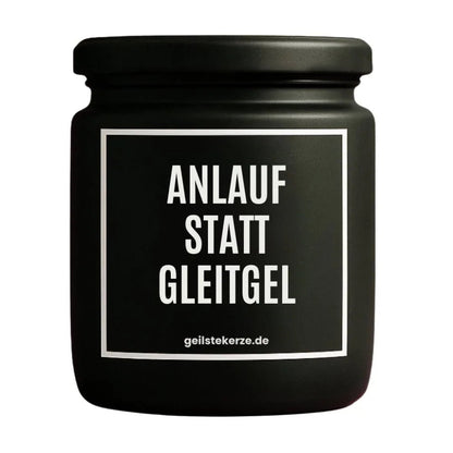 Duftkerze mit Spruch von geilstekerze ist der neue Geschenketrend. Diese witzige Kerze Vegane Bio-Kerze mit Spruch – ANLAUF STATT GLEITGEL brennt mega lange sagenhafte 80 Stunde, hochwertige ätherische Öle schaffen beste Duftverteilung. Mit 1400 lustigen Sprüchen perfekt zum Verschenken. Handgemacht in Deutschland von geilstekerze.shop -Die beste Duftkerze die du kaufen kannst.