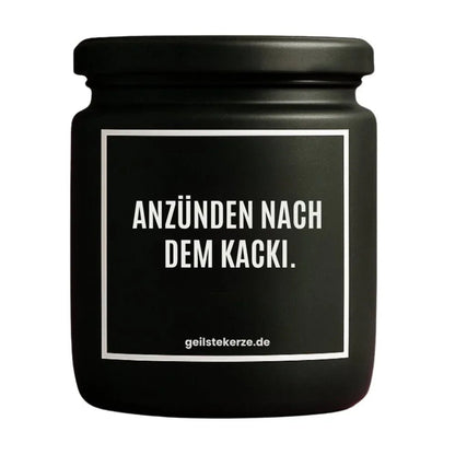 Duftkerze mit Spruch von geilstekerze ist der neue Geschenketrend. Diese witzige Kerze Vegane Bio-Kerze mit Spruch – ANZÜNDEN NACH DEM KACKI. brennt mega lange sagenhafte 80 Stunde, hochwertige ätherische Öle schaffen beste Duftverteilung. Mit 1400 lustigen Sprüchen perfekt zum Verschenken. Handgemacht in Deutschland von geilstekerze.shop -Die beste Duftkerze die du kaufen kannst.