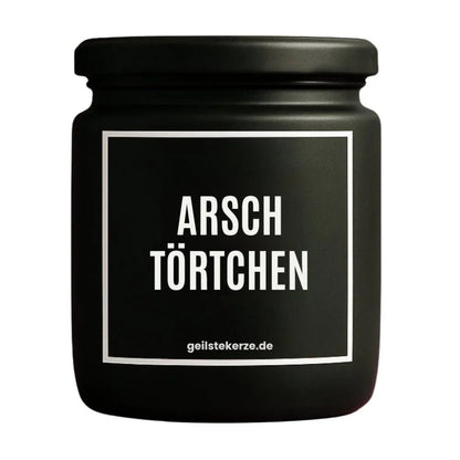 Duftkerze mit Spruch von geilstekerze ist der neue Geschenketrend. Diese witzige Kerze Vegane Bio-Kerze mit Spruch – ARSCHTÖRTCHEN brennt mega lange sagenhafte 80 Stunde, hochwertige ätherische Öle schaffen beste Duftverteilung. Mit 1400 lustigen Sprüchen perfekt zum Verschenken. Handgemacht in Deutschland von geilstekerze.shop -Die beste Duftkerze die du kaufen kannst.