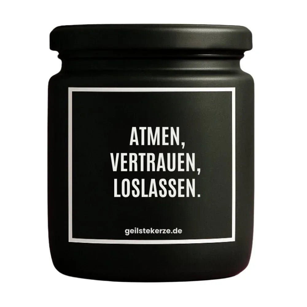 Duftkerze mit Spruch von geilstekerze ist der neue Geschenketrend. Diese witzige Kerze Vegane Bio-Kerze mit Spruch – ATMEN, VERTRAUEN, LOSLASSEN. brennt mega lange sagenhafte 80 Stunde, hochwertige ätherische Öle schaffen beste Duftverteilung. Mit 1400 lustigen Sprüchen perfekt zum Verschenken. Handgemacht in Deutschland von geilstekerze.shop -Die beste Duftkerze die du kaufen kannst.