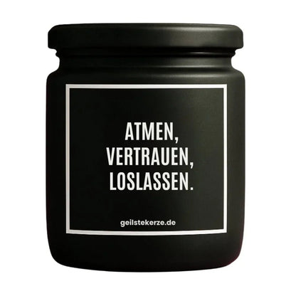 Duftkerze mit Spruch von geilstekerze ist der neue Geschenketrend. Diese witzige Kerze Vegane Bio-Kerze mit Spruch – ATMEN, VERTRAUEN, LOSLASSEN. brennt mega lange sagenhafte 80 Stunde, hochwertige ätherische Öle schaffen beste Duftverteilung. Mit 1400 lustigen Sprüchen perfekt zum Verschenken. Handgemacht in Deutschland von geilstekerze.shop -Die beste Duftkerze die du kaufen kannst.