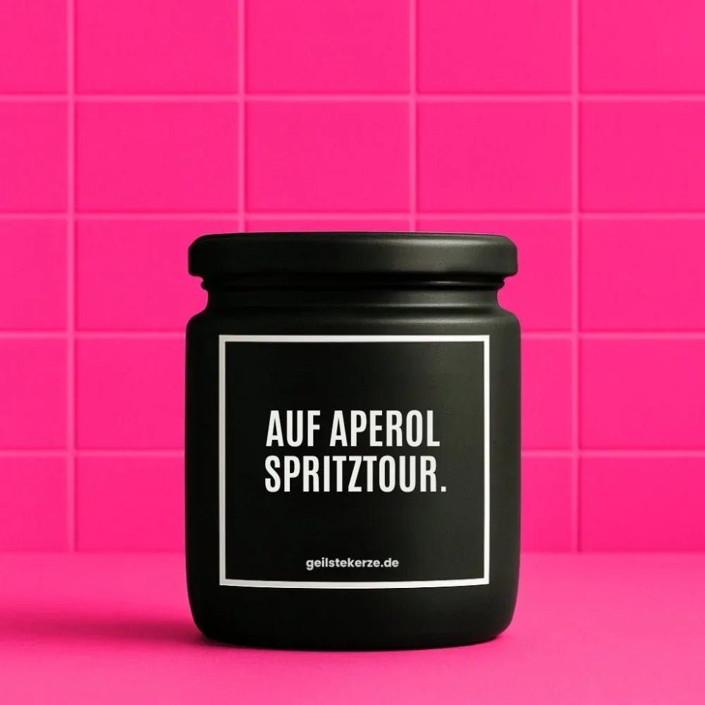 Duftkerze mit Spruch von geilstekerze ist der neue Geschenketrend. Diese witzige Kerze Vegane Bio-Kerze mit Spruch – AUF APEROL SPRITZTOUR brennt mega lange sagenhafte 80 Stunde, hochwertige ätherische Öle schaffen beste Duftverteilung. Mit 1400 lustigen Sprüchen perfekt zum Verschenken. Handgemacht in Deutschland von geilstekerze.shop -Die beste Duftkerze die du kaufen kannst.