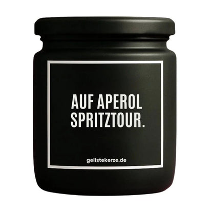 Duftkerze mit Spruch von geilstekerze ist der neue Geschenketrend. Diese witzige Kerze Vegane Bio-Kerze mit Spruch – AUF APEROL SPRITZTOUR brennt mega lange sagenhafte 80 Stunde, hochwertige ätherische Öle schaffen beste Duftverteilung. Mit 1400 lustigen Sprüchen perfekt zum Verschenken. Handgemacht in Deutschland von geilstekerze.shop -Die beste Duftkerze die du kaufen kannst.