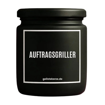 Duftkerze mit Spruch von geilstekerze ist der neue Geschenketrend. Diese witzige Kerze Vegane Bio-Kerze mit Spruch – AUFTRAGSGRILLER brennt mega lange sagenhafte 80 Stunde, hochwertige ätherische Öle schaffen beste Duftverteilung. Mit 1400 lustigen Sprüchen perfekt zum Verschenken. Handgemacht in Deutschland von geilstekerze.shop -Die beste Duftkerze die du kaufen kannst.