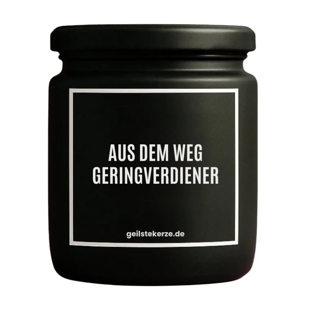 Duftkerze mit Spruch von geilstekerze ist der neue Geschenketrend. Diese witzige Kerze Vegane Bio-Kerze mit Spruch – AUS DEM WEG GERINGVERDIENER brennt mega lange sagenhafte 80 Stunde, hochwertige ätherische Öle schaffen beste Duftverteilung. Mit 1400 lustigen Sprüchen perfekt zum Verschenken. Handgemacht in Deutschland von geilstekerze.shop -Die beste Duftkerze die du kaufen kannst.